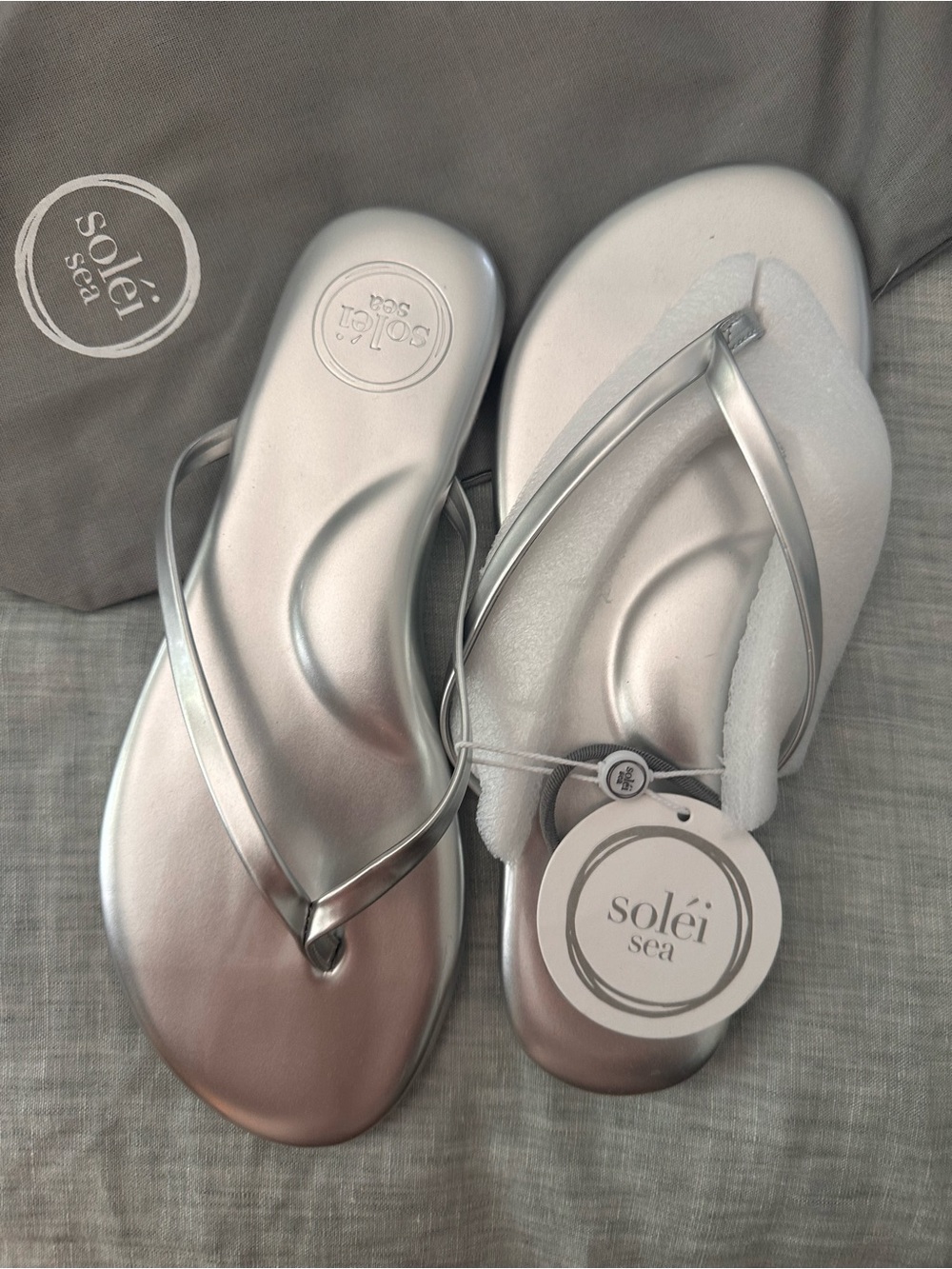 Women’s SOLEI SEA Silver Metallic Flip Flop Sandals. New w tags